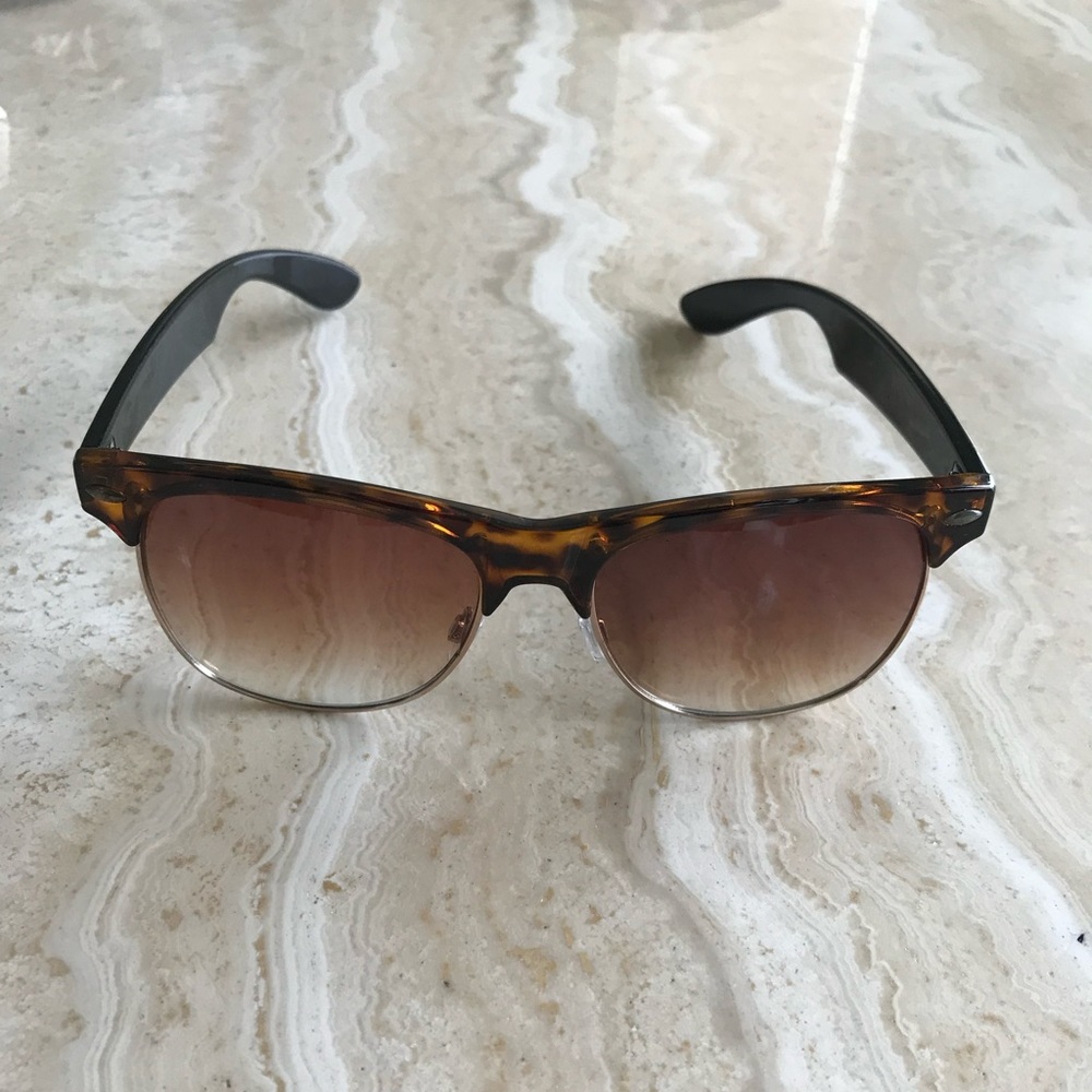 TORTOISE SHELL DESIGN GLASSES WITH GOLD TONE TRIM
